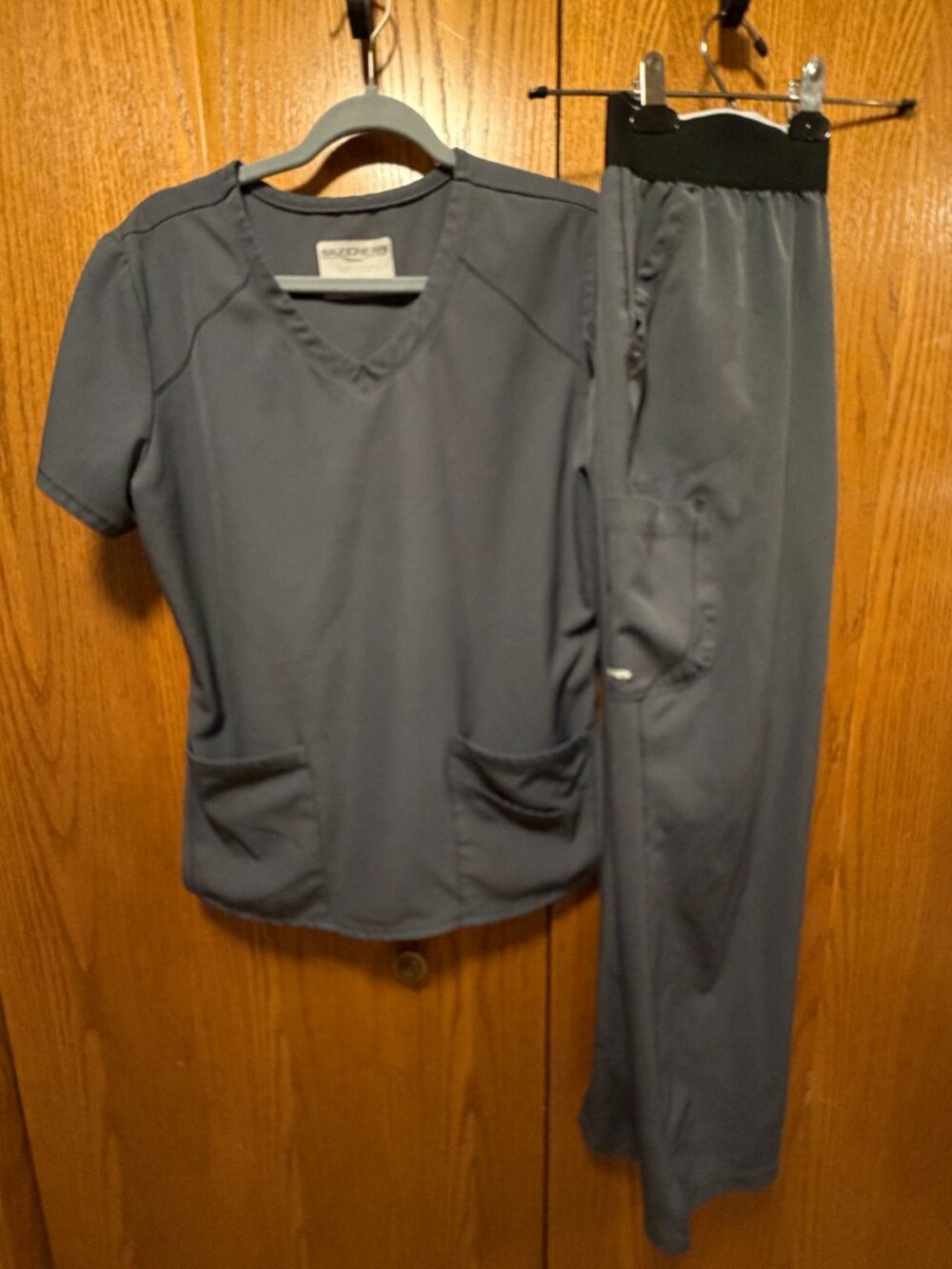 Sketchers scrub set